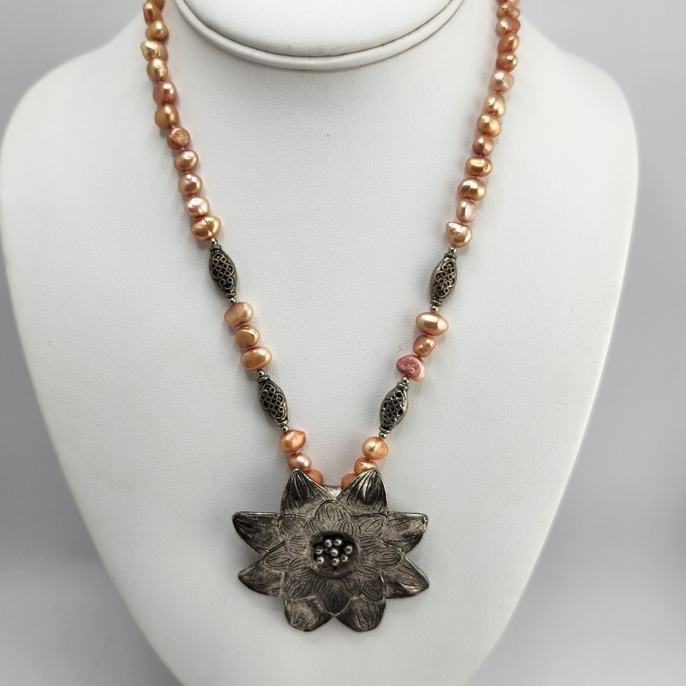 Rustic‎ Flower And Pearl Necklace